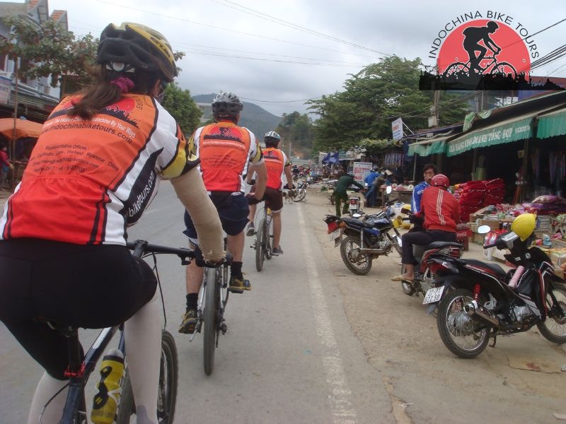 Hanoi Cycling To TayPhuong Pagoda and Tan Da – 1 Day