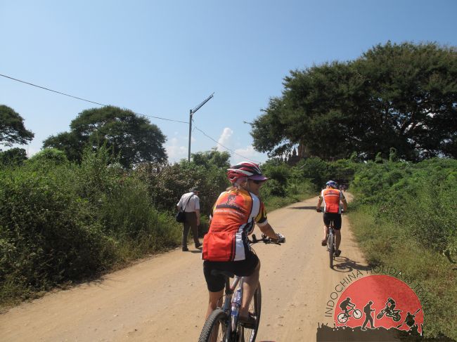 3 days Hanoi Cycle To Perfume Pagoda and Kim Boi Hot Spring
