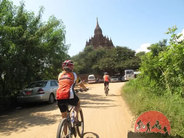 Hanoi Cycle To Perfume Pagoda and Kim Boi Hot Spring – 3 days 1