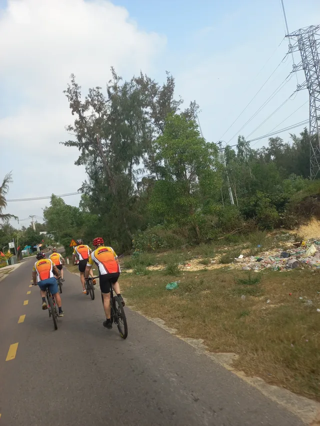 Hanoi Cycling To TayPhuong Pagoda and Tan Da – 1 Day 2