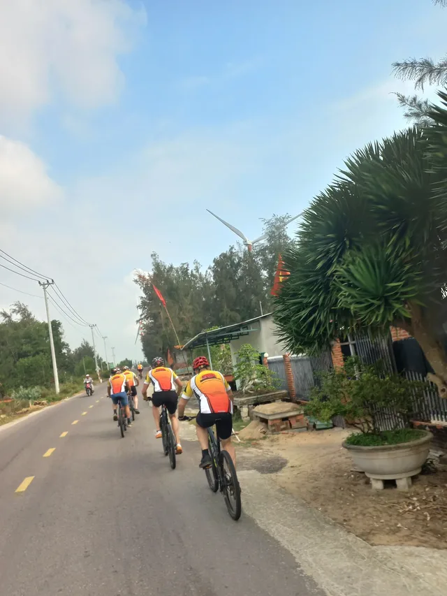 Hanoi Cycling To TayPhuong Pagoda and Tan Da – 1 Day 3
