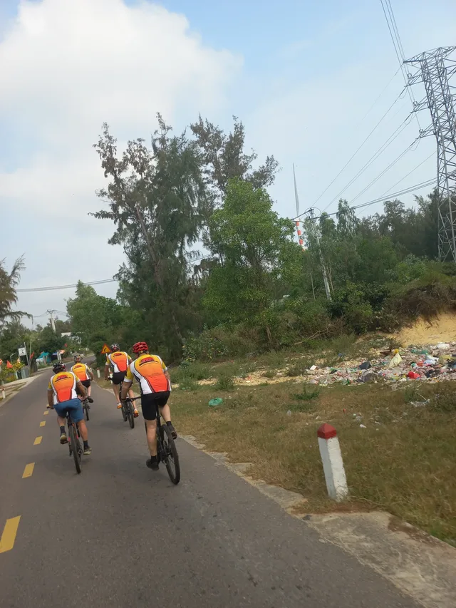 Hanoi Cycling To TayPhuong Pagoda and Tan Da – 1 Day 4